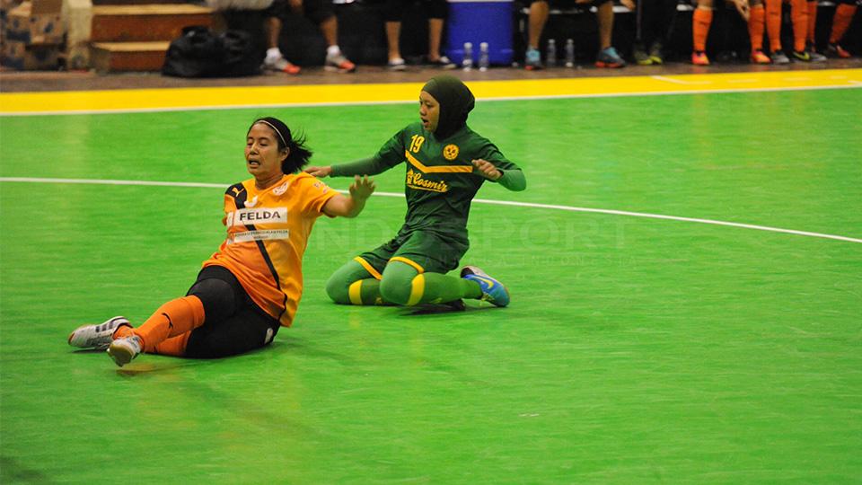 Gol Maya. Maya Muharina dari tim futsal UNJ berhasil memasukkan bola ke gawang Felda United Malaysia.